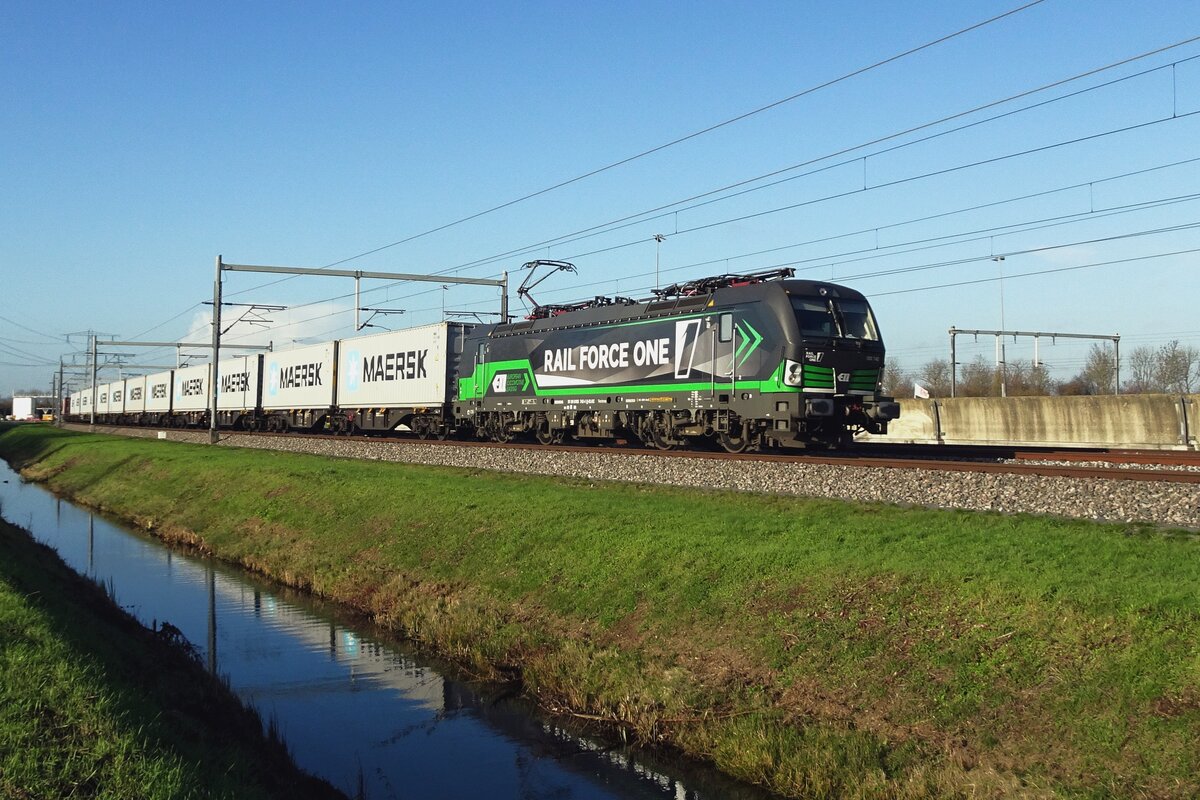 RFO 193 742 zieht ein Maersk Containerzug am 13 November 2022 durch Valburg.