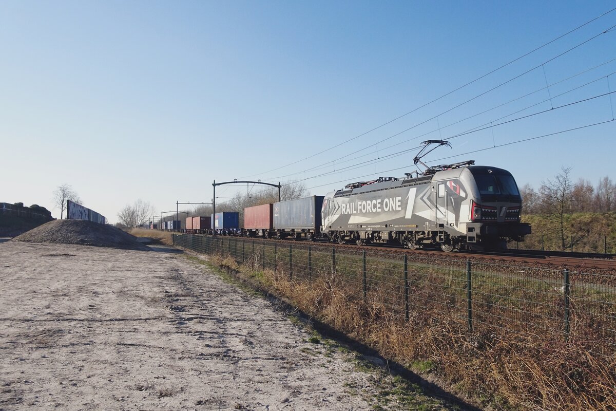 RFO Hai 193 623 passiert mit der katý-KLV Tilburg-Reeshof am 8 März 2022.