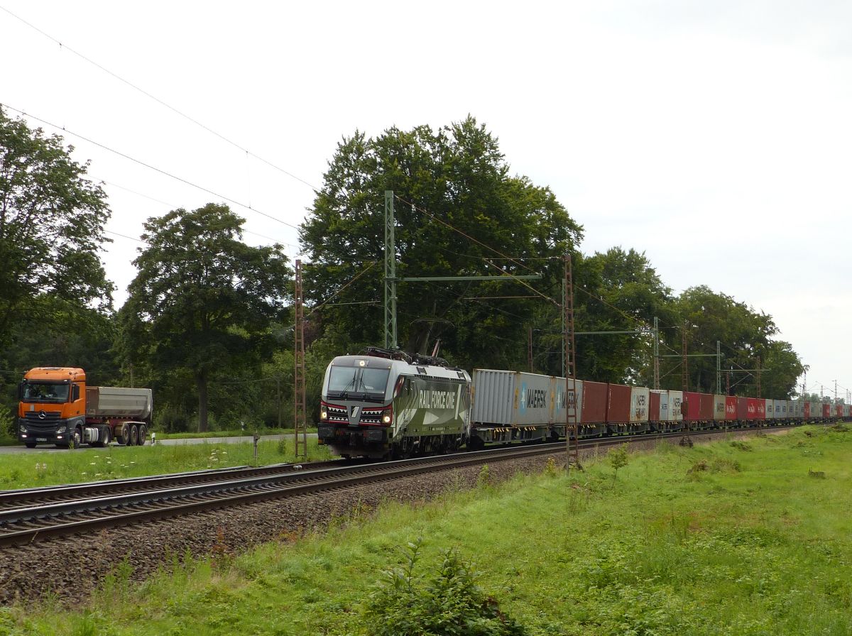 RFO (Rail Force One) Vectron Lokomotive 193 623-6 (91 80 6193 623-6 D-DISPO)  Sharky   Alt Sonsfeld / Weseler Landstra�e, Rees, Deutschland 30-07-2021.

RFO (Rail Force One) Vectron locomotief 193 623-6 (91 80 6193 623-6 D-DISPO)  Sharky   Alt Sonsfeld / Weseler Landstra�e, Rees, Duitsland 30-07-2021.