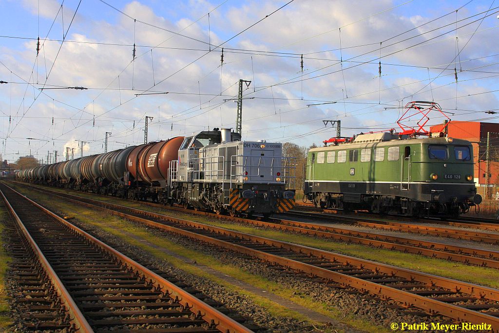 RHC DH 706 mit Kesselwagenzug trifft auf E40 128 am 11.03.2015 im Bbf. Hamburg-Harburg