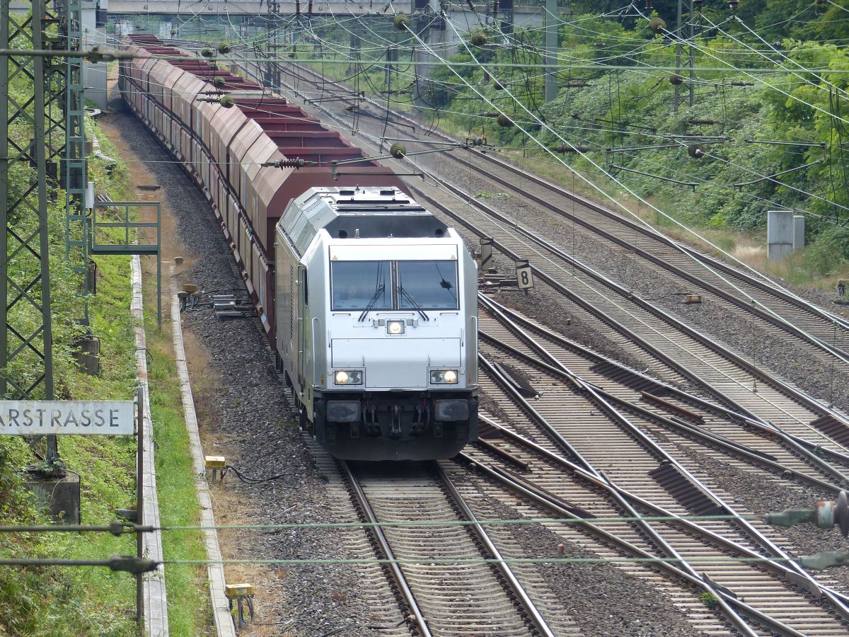 Rhein Cargo Diesellok DE 805 Abzweig Lotharstrasse, Aktienweg, Duisburg 13-07-2017.


Rhein Cargo dieselloc DE 805 Abzweig Lotharstrasse, Aktienweg, Duisburg 13-07-2017.