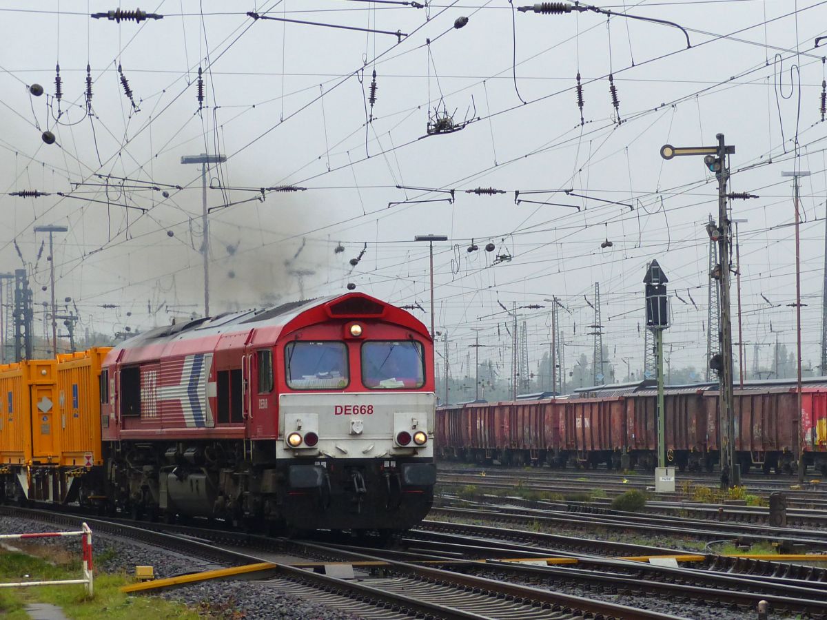 Rhein Cargo HGK (H�fen und G�terverkehr K�ln AG) Diesellok DE 668 G�terbahnhof Oberhausen West 20-10-2016.

Rhein Cargo HGK (H�fen und G�terverkehr K�ln AG) dieselloc DE 668 goederenstation Oberhausen West 20-10-2016.