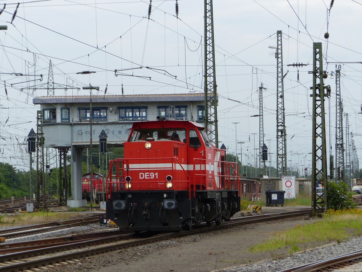 RheinCargo dieselloc DE 91 Rangierbahnhof Gremberg bei Gremberg Gnf (Gremberg Nord Fahrdienstleitung) Porzer Ringstra�e, K�ln 09-07-2016.

RheinCargo dieselloc DE 91 rangeerstation Gremberg bij seinhuis Gremberg Gnf (Gremberg Nord Fahrdienstleitung) Porzer Ringstra�e, Keulen 09-07-2016.
