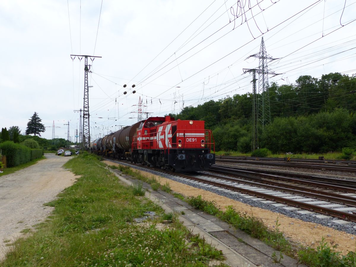 RheinCargo Diesellokomotive DE 91 Rangierbahnhof K�ln Gremberg, Porzer Ringstra�e, K�ln 08-07-2016.


RheinCargo diesellocomotief DE 91 rangeerstation Keulen Gremberg, Porzer Ringstra�e, Keulen 08-07-2016.