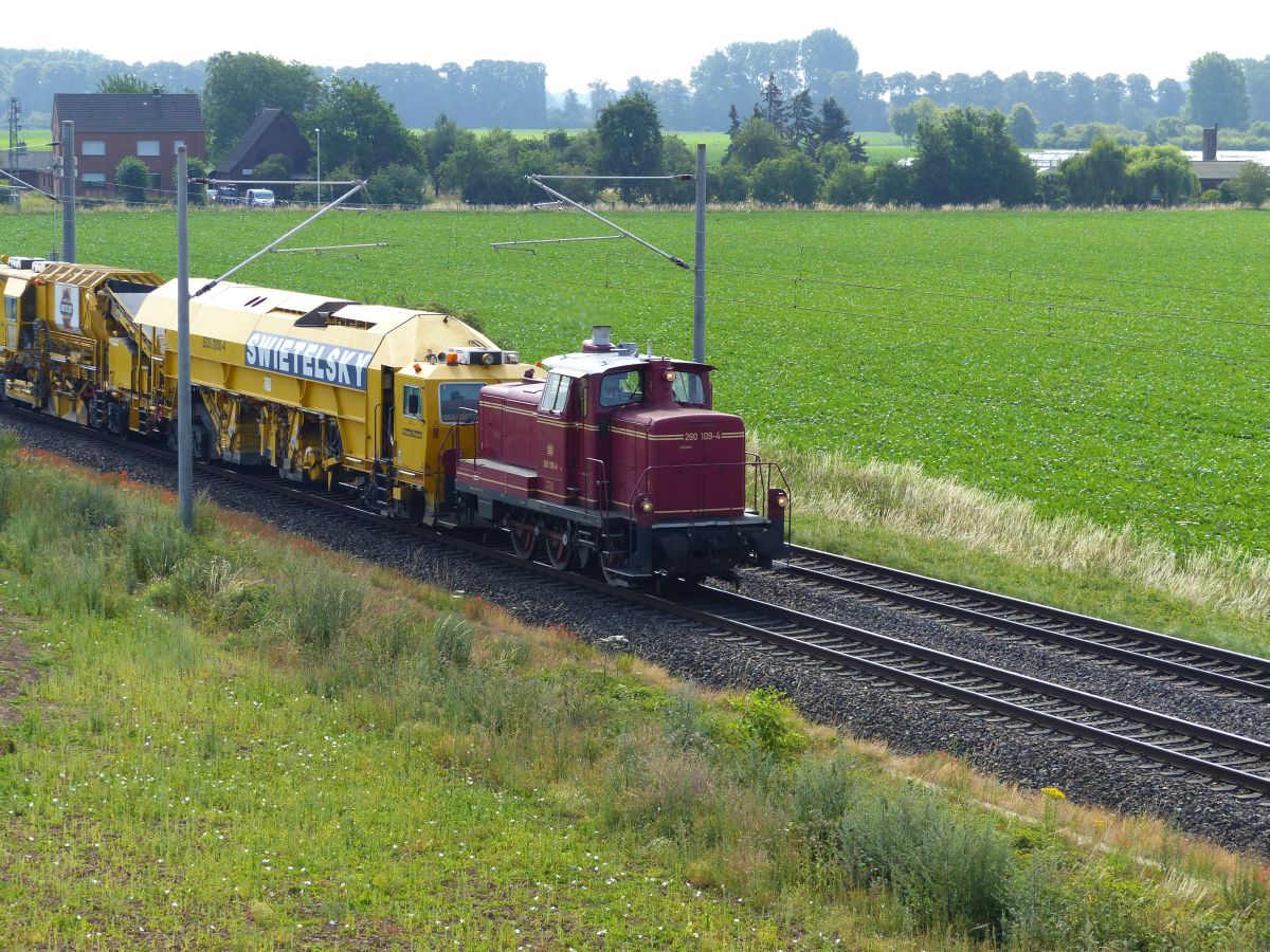 Rheinische Eisenbahn Diesellok 260 109-4 (98 80 3360 109-3 D-EVG) Baumannstrasse, Praest bei Emmerich am Rhein 06-07-2018.

Rheinische Eisenbahn dieselloc 260 109-4 (98 80 3360 109-3 D-EVG) Baumannstrasse, Praest bij Emmerich 06-07-2018.