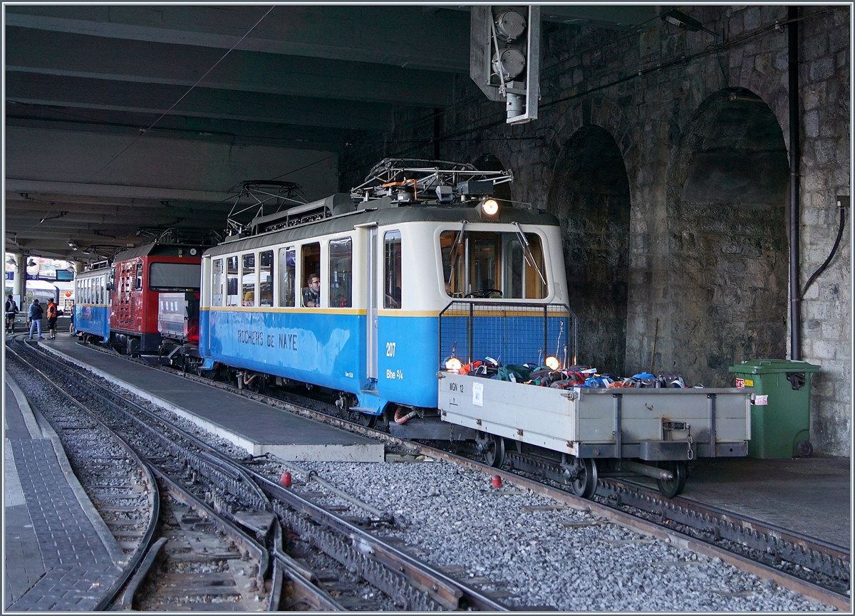 Rochers de Naye Lauf und schönes Wetter: da ist praktisch das gesamte Rocheres de Neay Rollmaterial im Einsatz.
Der Bhe 2/4 207 wartet mit den Freiwilligen Helfer auf die Abfahrt, dahinter steht die Hem 2/2 12 mit einem  Gepäckwagen  und der dahinter steht der Bhe 2/4 204 wartet auf die VIP Fahrgeäste.
Montreux den 1. Juli 2018