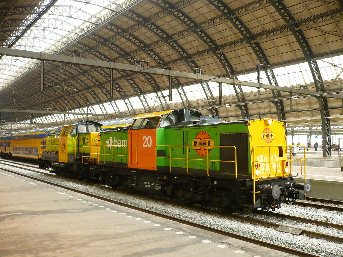 Rotterdam RailFeeding RRF diesellok 20 Baujahr 1974 mit 104 ex-NMBS 7395 Baujahr 1977 Gleis 3 Amsterdam Centraal Station 04-12-2013.

Rotterdam RailFeeding RRF diesellocomotief 20 bouwjaar 1974 en 104 ex-NMBS 7395 bouwjaar 1977 spoor 3 Amsterdam Centraal Station 04-12-2013.