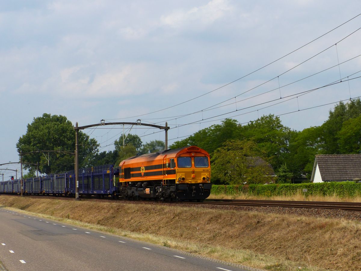 RRF ( Rotterdam Rail Feeding) Class 66 Diesellok 561-04 Kapelweg, Boxtel 19-07-2018.

RRF ( Rotterdam Rail Feeding) Class 66 dieselloc 561-04 Kapelweg, Boxtel 19-07-2018.