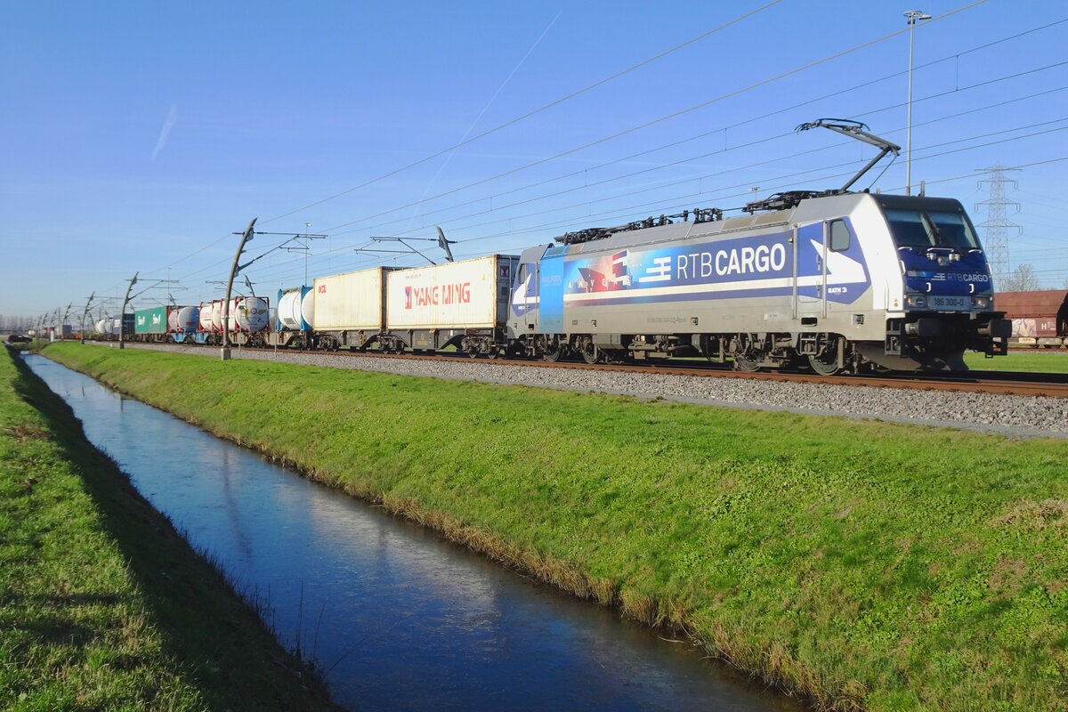 RTB 186 300 'ANTWERPEN' zieht der PCC-KLV durch Valburg am 8 Februar 2023.