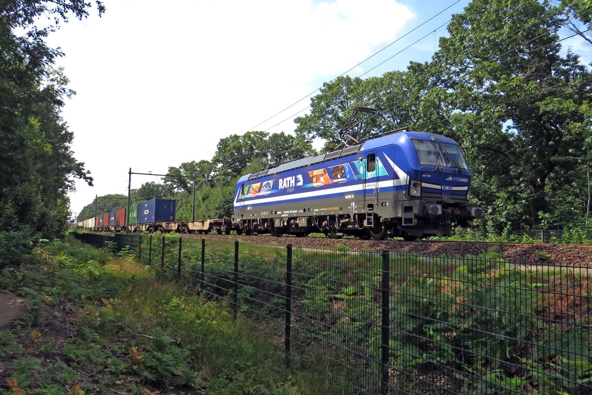 RTB 193 793 schleppt ein Intermodalzug durch Tilburg Oude warande am 19 Juli 2020.