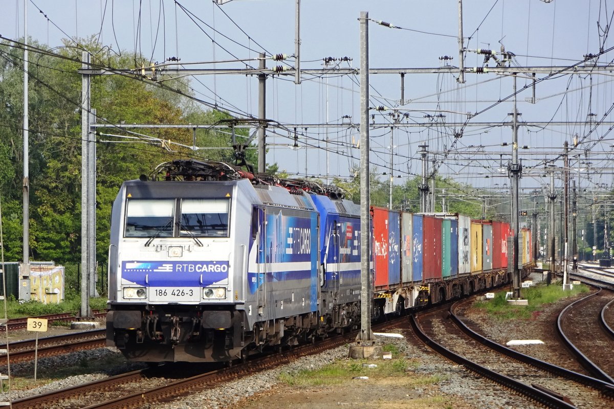 RTB Cargo 186 426 mit ein vectron in Schlepp und der PCC-Shuttle durchfahrt Boxtel am 18 Mai 2019.