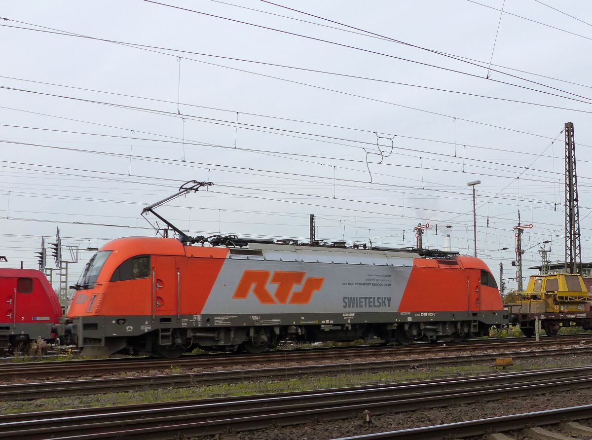RTS (Rail Transport Service GmbH) Swietelsky Lok 91 81 1216 902-7 G�terbahnhof Oberhausen West 30-10-2015.

RTS (Rail Transport Service GmbH) Swietelsky loc 91 81 1216 902-7 goederenstation Oberhausen West 30-10-2015.