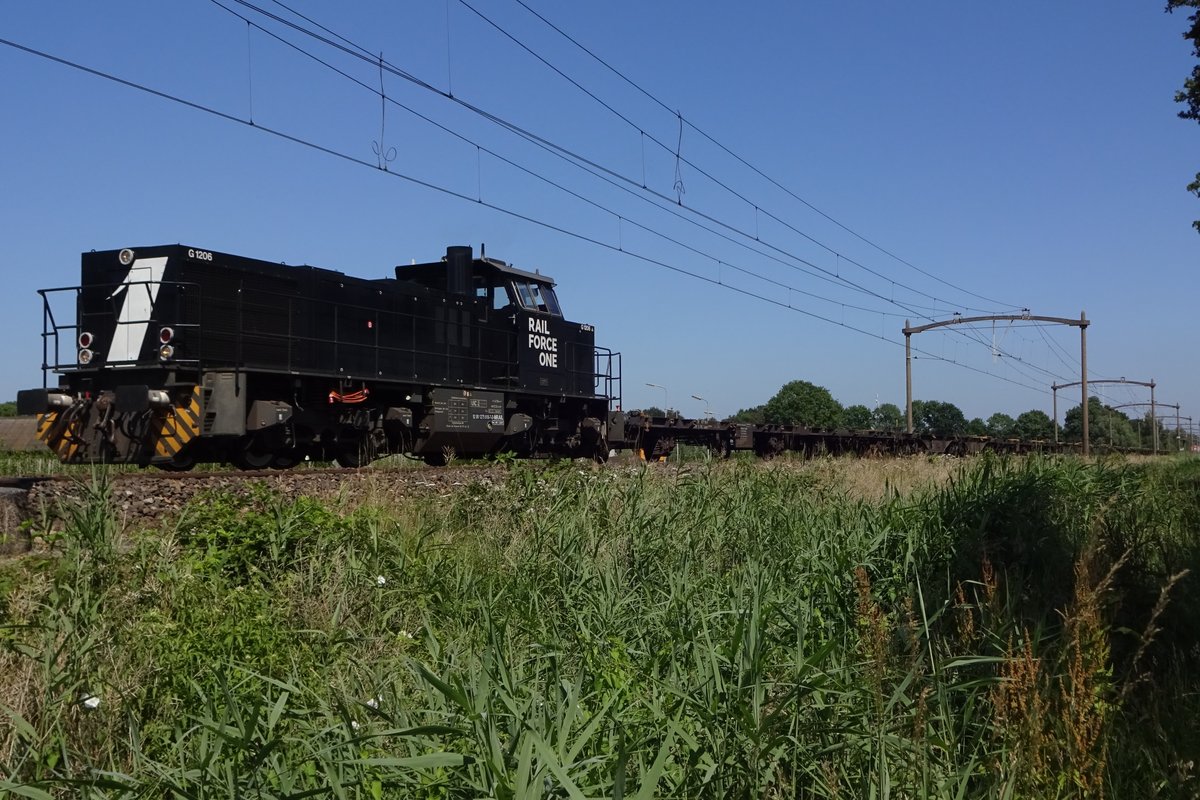 Rückfahrt von 275 618 mit ein beinahe ganz leeren KLV durch Oisterwijk am 28 Juni 2019.