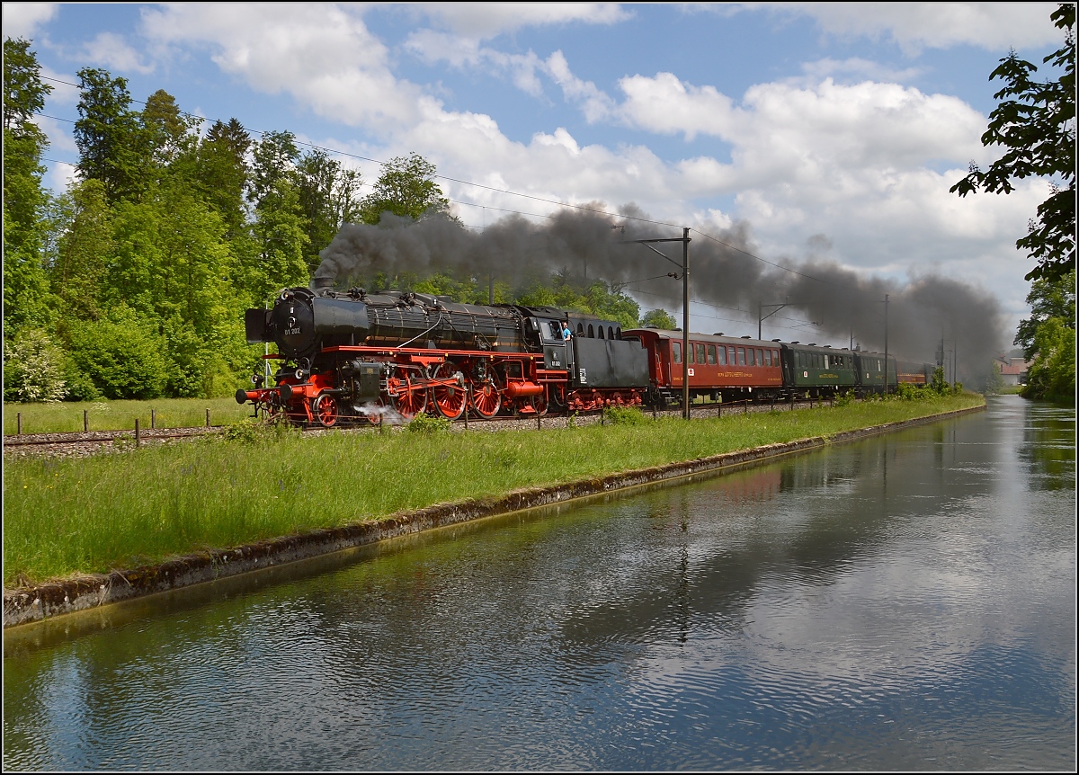 Rckkehr von der Fahrt an den Bodensee. 01 202 am Thurkanal in Brglen. Mai 2015.