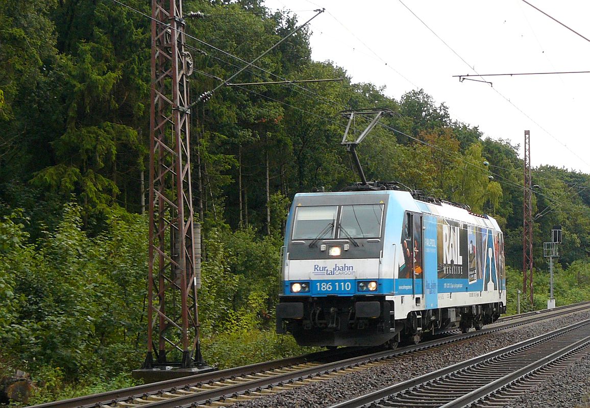 RurtalBahn Lok 186 110 mit Aufschrift  Railmagezine . Haldern bei Rees am 11-09-2013.

RurtalBahn locomotief 186 110 met opschrift  Railmagezine . Haldern bei Rees, Duitsland 11-09-2013.