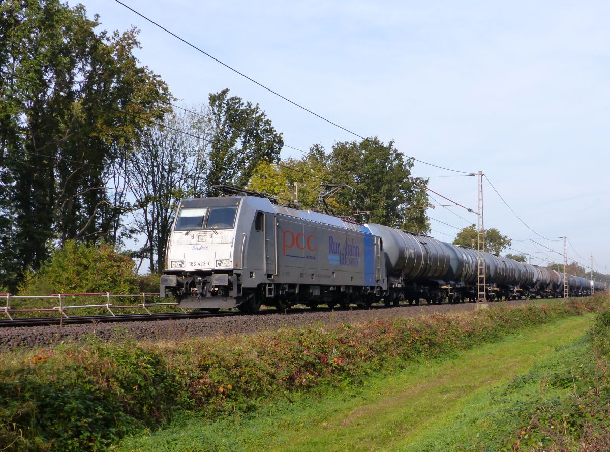 Rurtalbahn Lok 186 423-0 fotografiert bei Bahn�bergang Haagsche Strasse, Elten, Deutschland 30-10-2015.


Rurtalbahn locomotief 186 423-0 met ketelwagentrein bij de overweg Haagsche Strasse, Elten, Duitsland 30-10-2015.