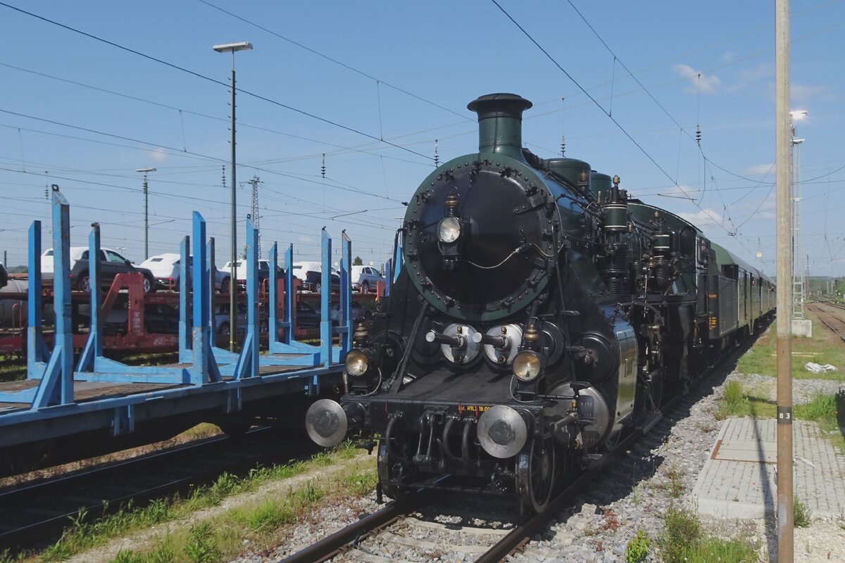 S 3/6 3673 treft mit ein Dampfpendelzug aus/nach Nördlingen am 18 Mai 2023 in Donauwörth ein.