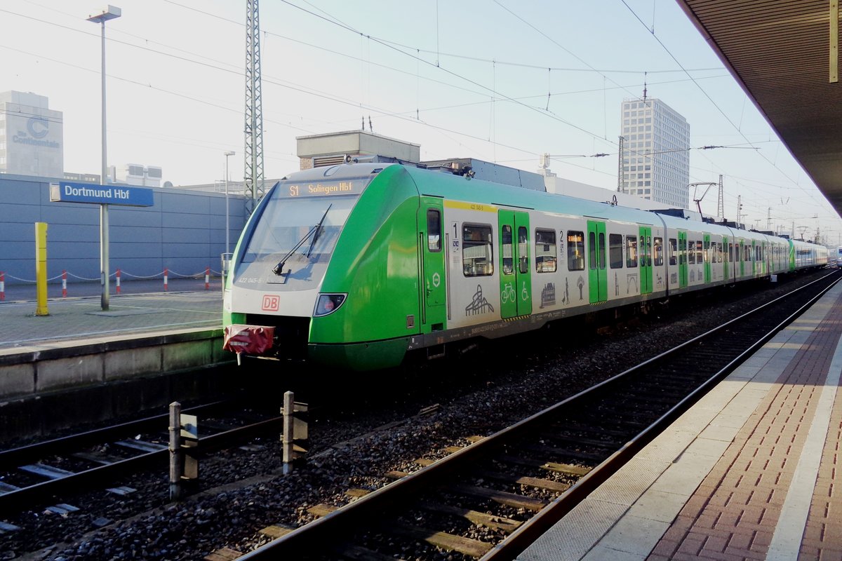 S-Bahn 422 045 hlt am 28 Dezember 2018 in Dortmund Hbf. 