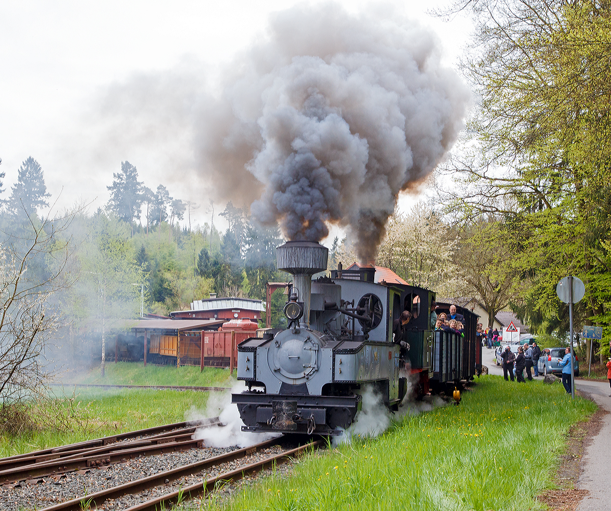 
Saisoneröffnung am Tag der Arbeit 2015 im Feld- und Grubenbahnmuseum Fortuna....
In Doppelbespannung mit zwei Dampfloks fährt am 01.05.2015 der Museumszug seine Runde. Vorne die FGF Lok 5, die Henschel Brigadelok (F.-Nr. 14913 / Bauj. 1917) und dahinter die FGF Lok 1, die Henschel Preller (F.-Nr. 23170 / Bauj. 1936).