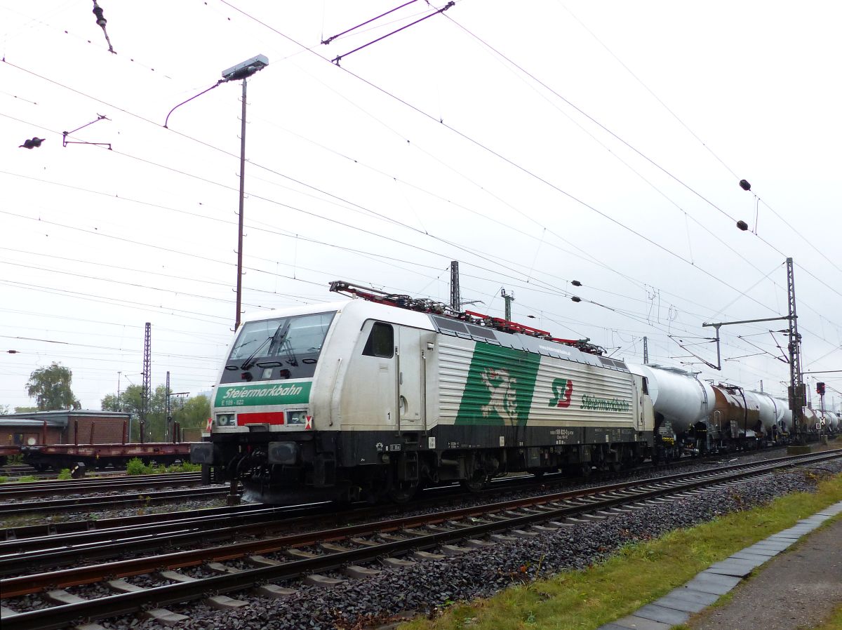 SB (Steiermarkbahn Transport and Logistik GmbH) Lok 189 822-0 Baujahr 2010. G�terbahnhof Oberhausen West, Deutschland 20-10-2016.


SB (Steiermarkbahn Transport and Logistik GmbH) loc 189 822-0 bouwjaar 2010 als laatste voertuig aan een goederentrein. Goederenstation Oberhausen West, Duitsland 20-10-2016.
