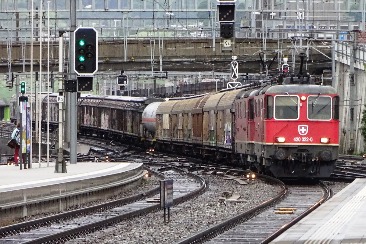 SBB 420 322 treft am 28 Mai 2019 in daer BLS-Hochburg Spiez ein.