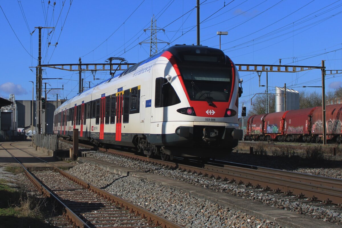 SBB 523 006 passiert drei Fotografen in Pratteln am 13 Februar 2024.