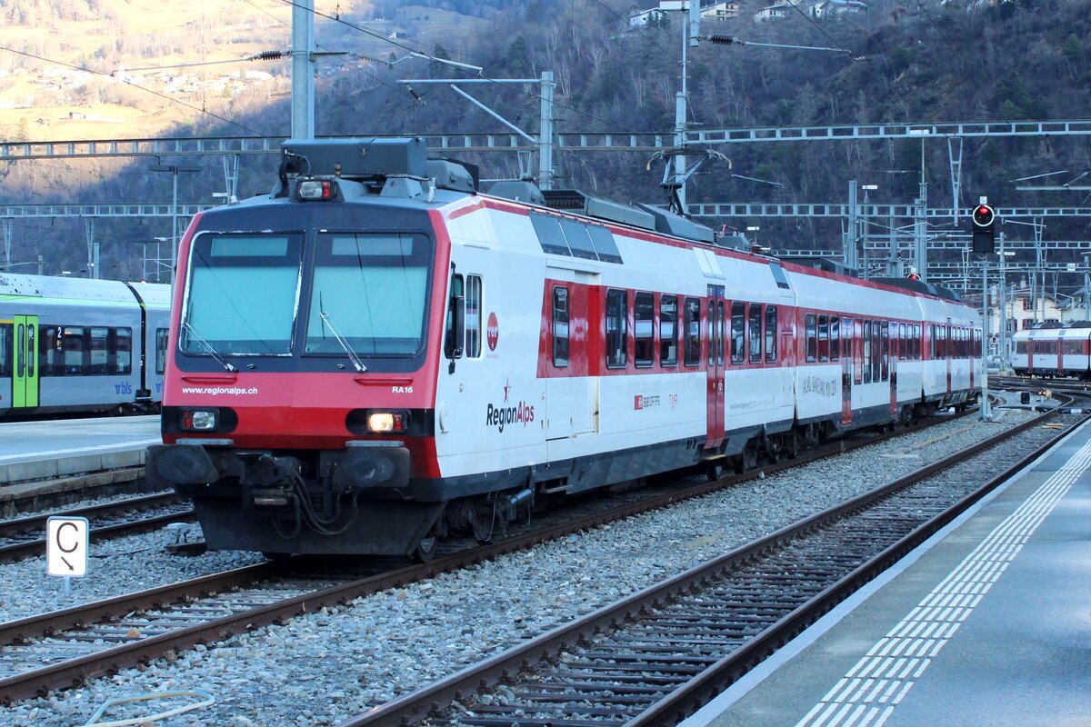 SBB 560 416 steht am 1 Jnner 2024 in Brig abgestellt.