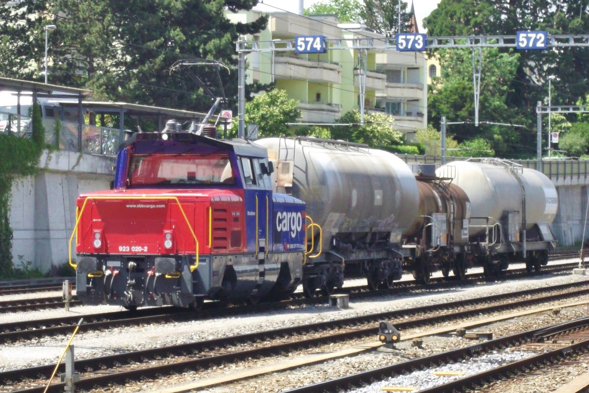 SBB 923 020 rangiert am 5 Juni 2014 in Spiez.