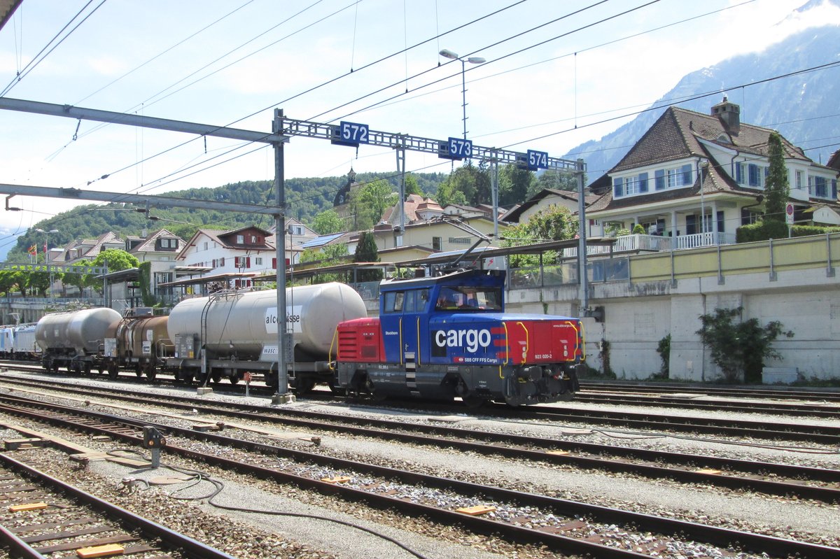 SBB 923 020 rangiert am 5 Juni 2014 in Spiez.