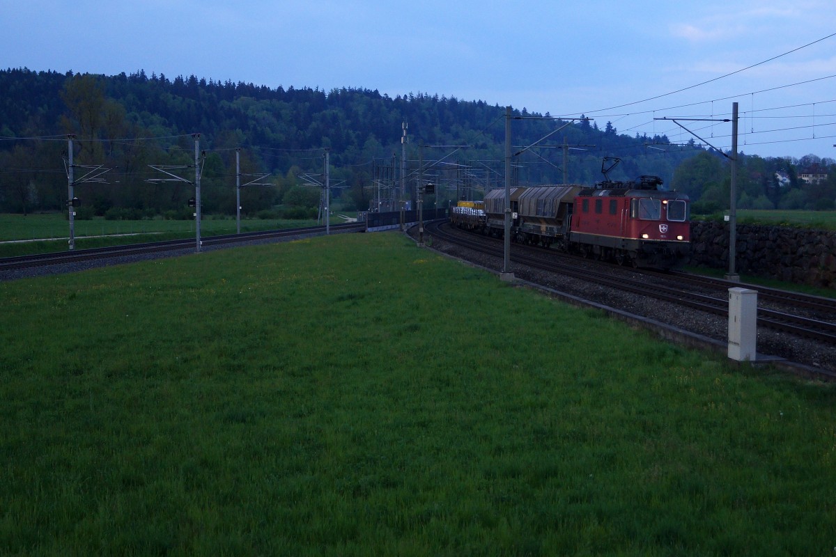 SBB: Auch in der Schweiz gibt es einen ALLWETTER-BAHNFOTOGRAFEN, der ab und zu bei sehr schlechter Witterung bis zum Einbruch der Abenddämmerung mit der Fotokamera unterwegs ist. Eine Re 420 beim Passieren der Fotostelle bei Roggwil am 28. April 2015 um 19.37 h mit einem langen gemischten Güterzug.
Foto: Walter Ruetsch