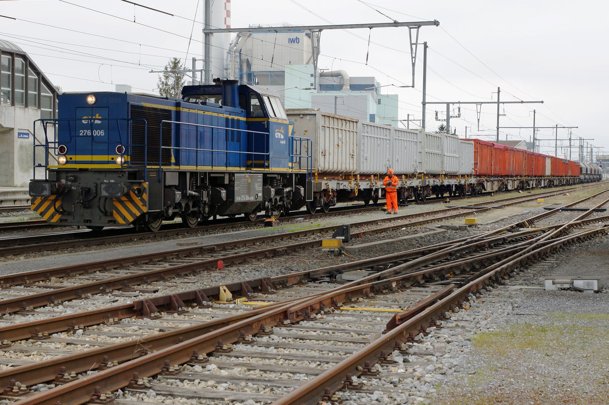 SBB: Bahnhof Basel St. Johann am 1. April 2016. Das renovierte schmucke Bahnhofsgebude befindet sich zwischen der normalen und der schmalen Spur. Zum Zeitpunkt meiner Ankunft konnte die evb 276006 anlsslich eines Rangiermanvers verewigt werden.
Foto: Walter Ruetsch 