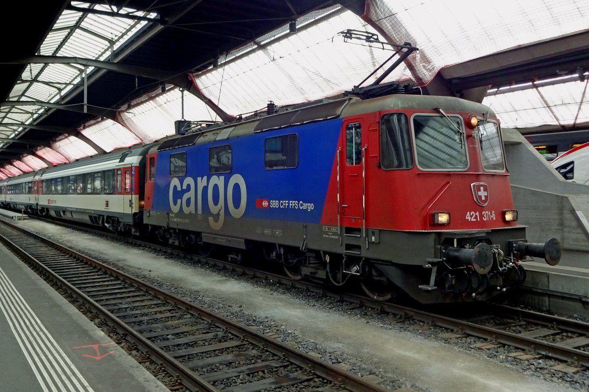 SBB Cargo 421 371 steht mit IC 284 am 2 Jänner 2020 in Zürich HB.