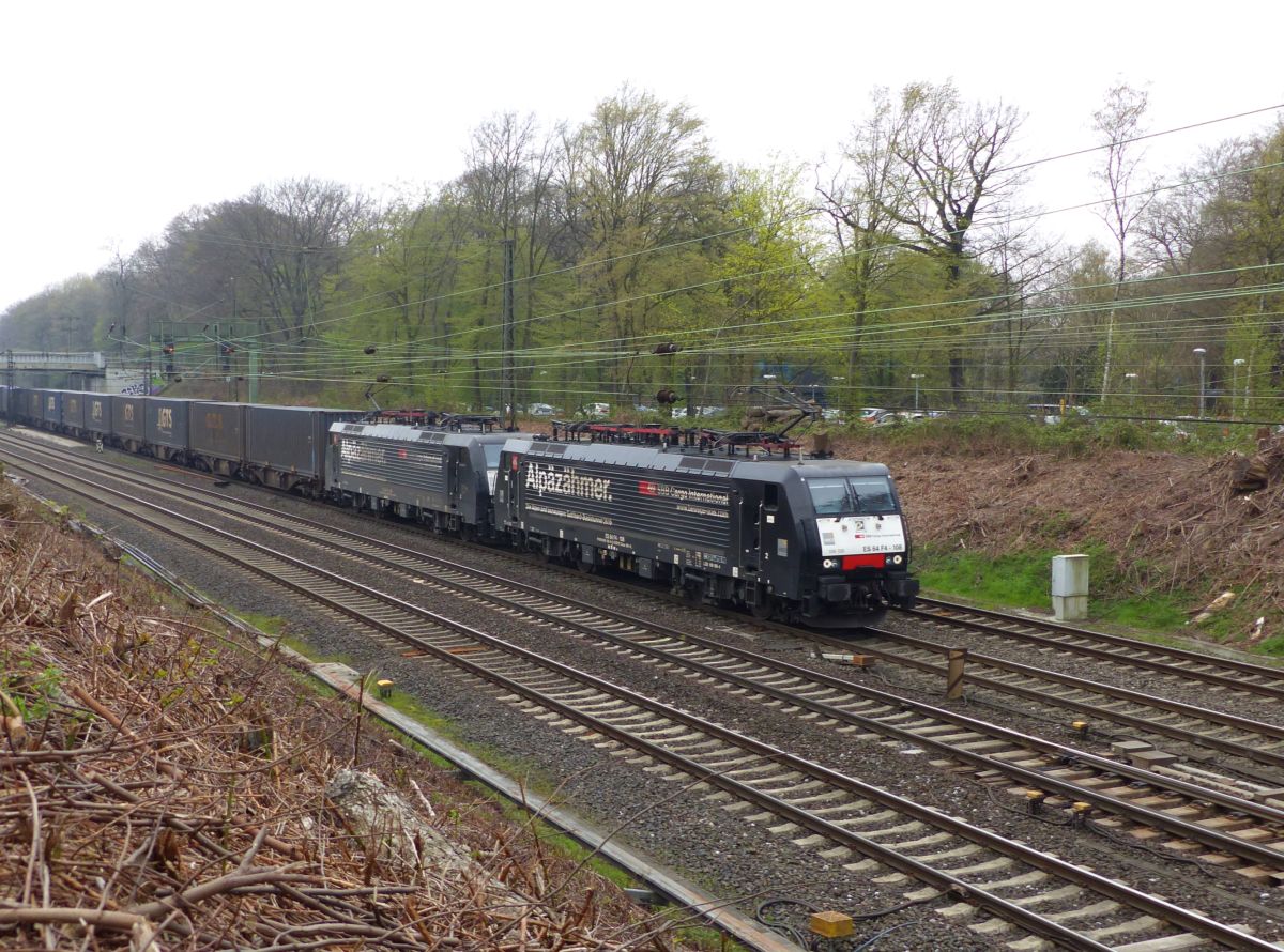 SBB Cargo Lok 189 108-4  Alp�z�hmer  mit Schwesterlok. Abzweig Lotharstrasse  Forsthausweg, Duisburg, Deutschland 12-04-2018.


SBB Cargo loc 189 108-4  Alp�z�hmer  met zusterlocomotief. Abzweig Lotharstrasse  Forsthausweg, Duisburg, Duitsland 12-04-2018.