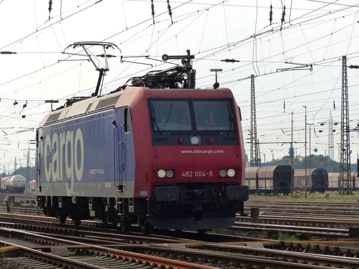 SBB Cargo Lok 482 004-9 G�terbahnhof Oberhausen West, Deutschland 22-09-2016.

SBB Cargo loc 482 004-9 goederenstation Oberhausen West, Duitsland 22-09-2016.