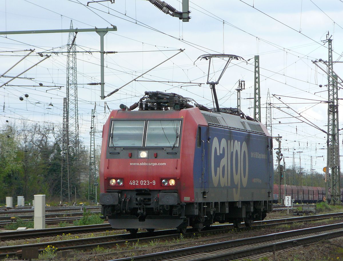 SBB Cargo Lok 482 023-9 Oberhausen West, Deutschland 18-04-2015.

SBB Cargo locomotief 482 023-9 Oberhausen West, Duitsland 18-04-2015.