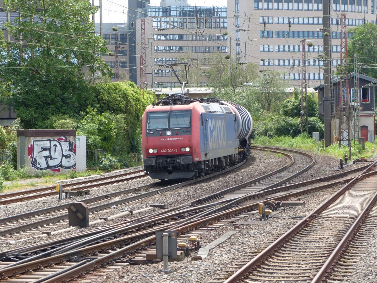SBB Cargo Lokomotive 482 004-9 Bahnhof D�sseldorf-Rath 09-07-2020.

SBB Cargo locomotief 482 004-9 station D�sseldorf-Rath 09-07-2020.