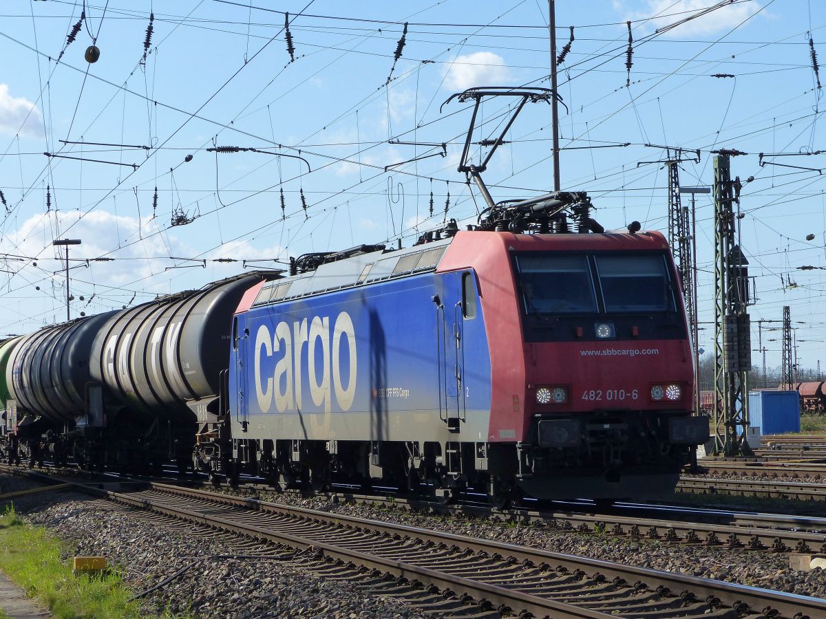 SBB Cargo Lokomotive 482 010-6 G�terbahnhof Oberhausen West, Deutschland 12-03-2020.

SBB Cargo locomotief 482 010-6 goederenstation Oberhausen West, Duitsland 12-03-2020.