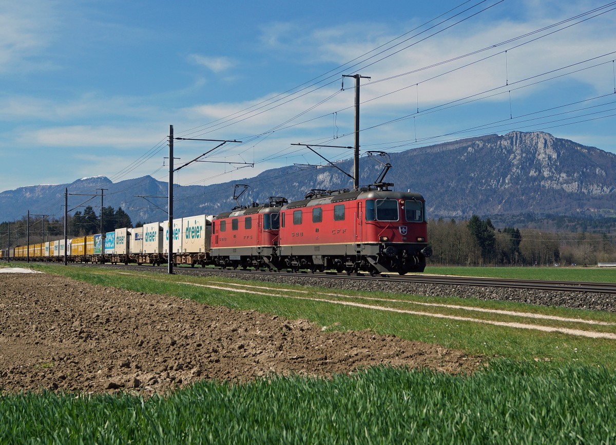 SBB Containerzüge: Doppeltraktion Re 4/4 mit 11180 an der Zugsspitze bei Deitingen am 7. April 2014.
Foto: Walter Ruetsch