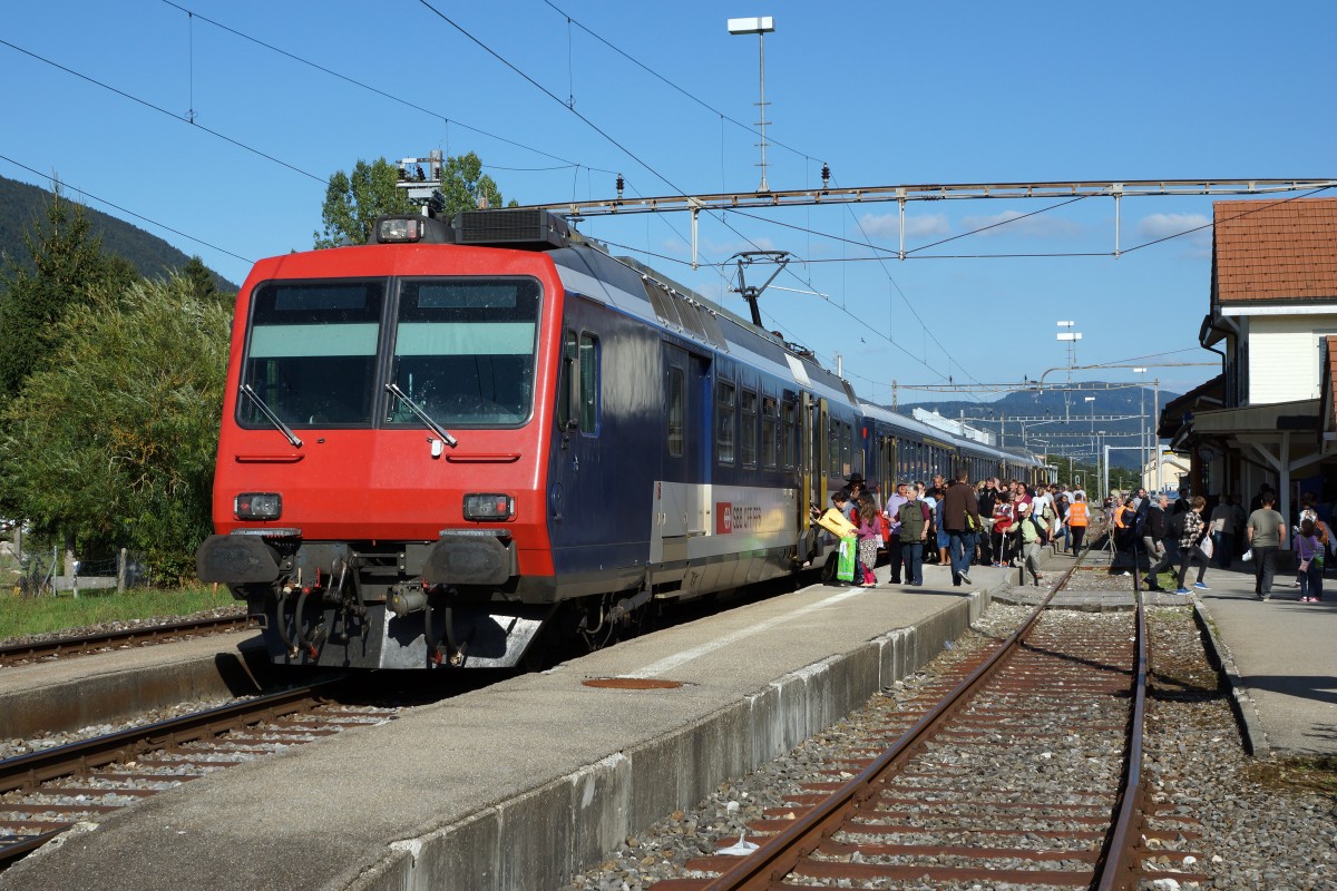 SBB: Der traditionelle Chaindon-Mark Reconvilier im Berner Jura wurde auch dieses Jahr wiederum von mehreren 10'000 Personen besucht. Da der Markt bestens von der Bahn erschlossen wird, reisten viele Marktbesucher aus den Agglomerationen Biel und Moutier mit der Bahn an. Fünfteiliger NPZ  KOLIBRI  mit dem RBDe 562 003-4 auf der Fahrt nach Moutier beim Zwischenhalt in Recovilier am 7. September 2015. Die KOLIBRIS sind während den letzten Jahren sehr selten geworden, da sie im Regionalverkehr durch DOMINOS und FLIRTS von Stadler verdrängt wurden und auf dieser Strecke werden normalerweise die roten RABe 526 Stadler GTW eingesetzt.
Foto: Walter Ruetsch  