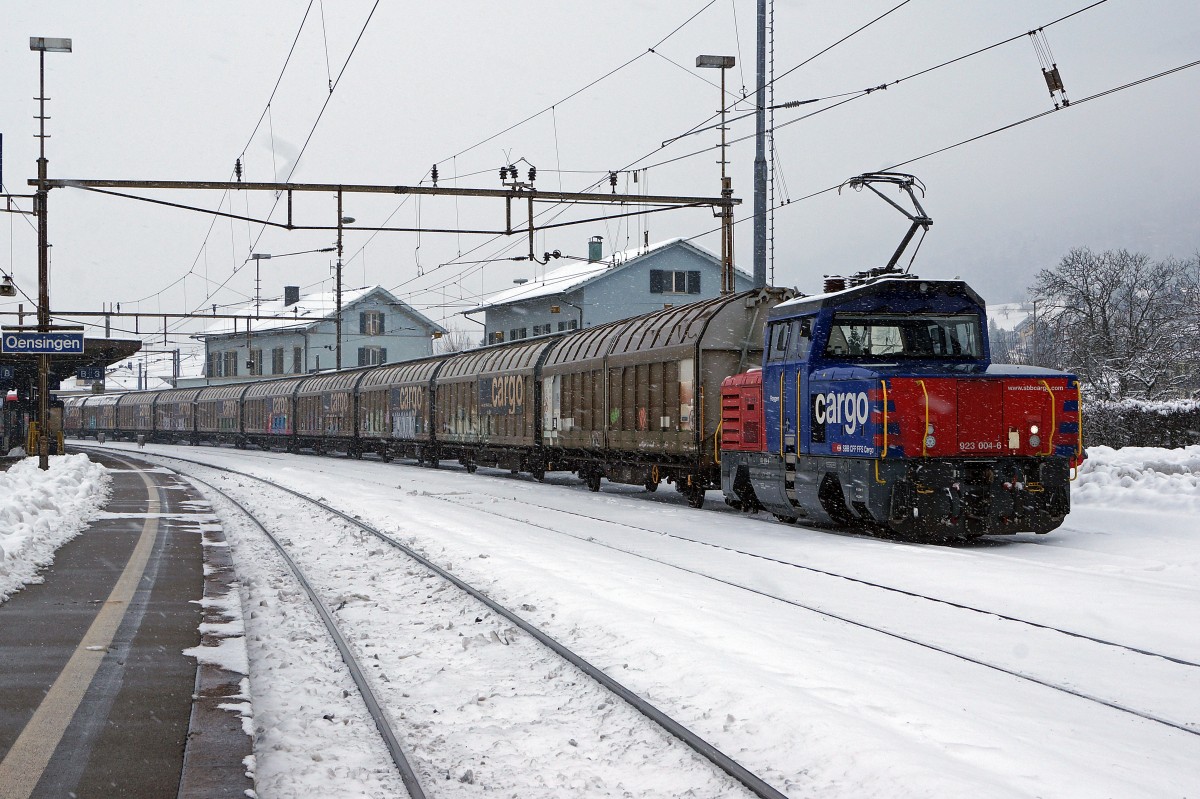 SBB: Die Eem 923 004-6  ROGGEN  wartete am 30. Dezember 2014 in Oensingen die Abfahrt in Richtung Olten ab.
Foto: Walter Ruetsch