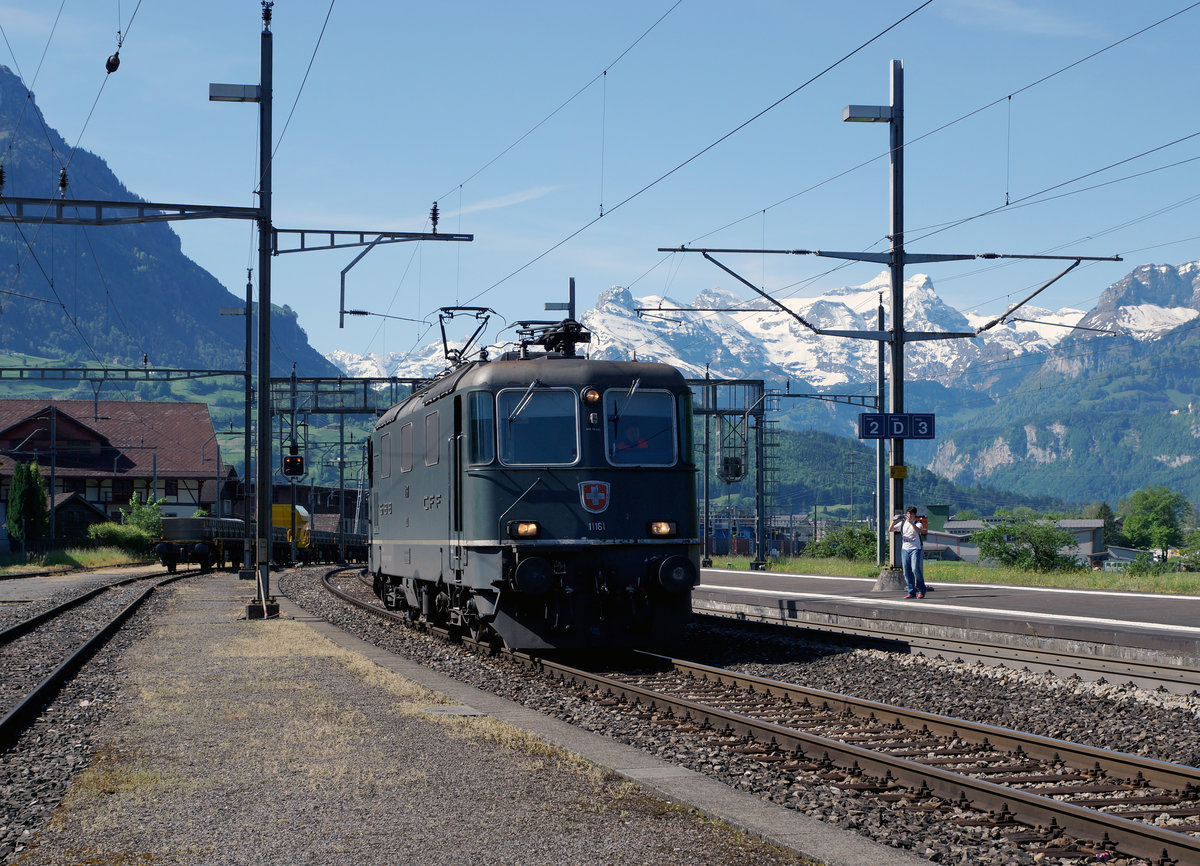 SBB: Die letzte grüne Re 4/4 II 11161 von SBB Personenverkehr in Schwyz am 21. Mai 2016 kurz vor der Übernahme des Dampfzuges in Richtung Erstfeld.
Foto: Walter Ruetsch