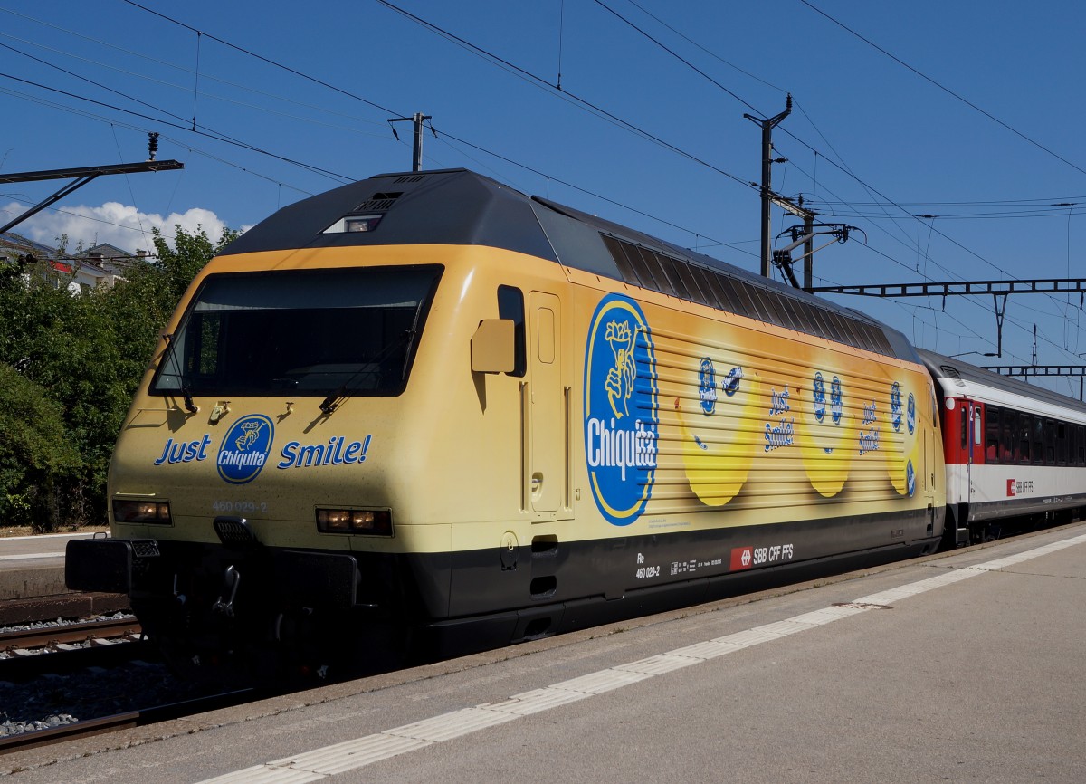 SBB: Die Re 460 029-2  CHIQUITA  bei einem Zwischenhalt in Nyon am 20. Juli 2015.
Foto: Walter Ruetsch