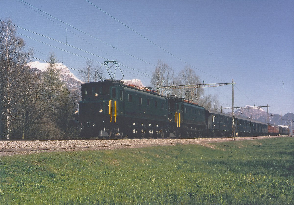 SBB: Dieser auf der Gotthardstrecke eher seltene Sonderzug mit einer Doppeltraktion  Ae 4/7 wurde im Frühling 2000 auf dem inzwischen nicht mehr fotografierbaren Streckenabschnitt bei Altdorf UR verewigt.
Foto: Walter Ruetsch
