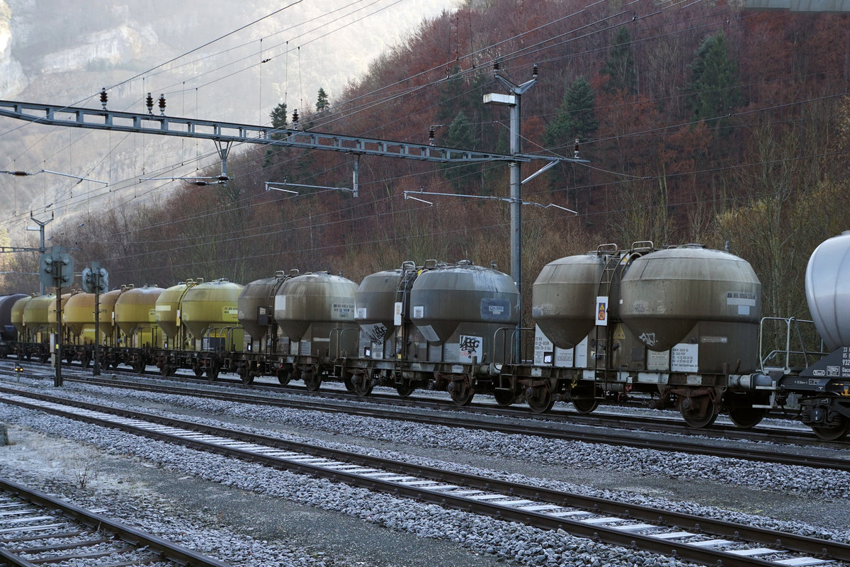 SBB Gterwagen:
Immer wieder sind die zweiachsigen Mohrenkopf Zementwagen in den Farben grau und gelb fr mich ein erfreulicher Hingucker. Whrend sie bei der RhB lngst verschrottet worden sind, sieht man sie noch ab und zu bei den SBB im Einsatz. In einen Zementzug der Ciments Vigier SA eingereihte  Mohrenkpfe  in Reuchenette-Pry verewigt am 22. November 2017. Zu dieser Jahreszeit liegt dieser Bahnhof den ganzen Tag im Schatten.
Foto: Walter Ruetsch 
