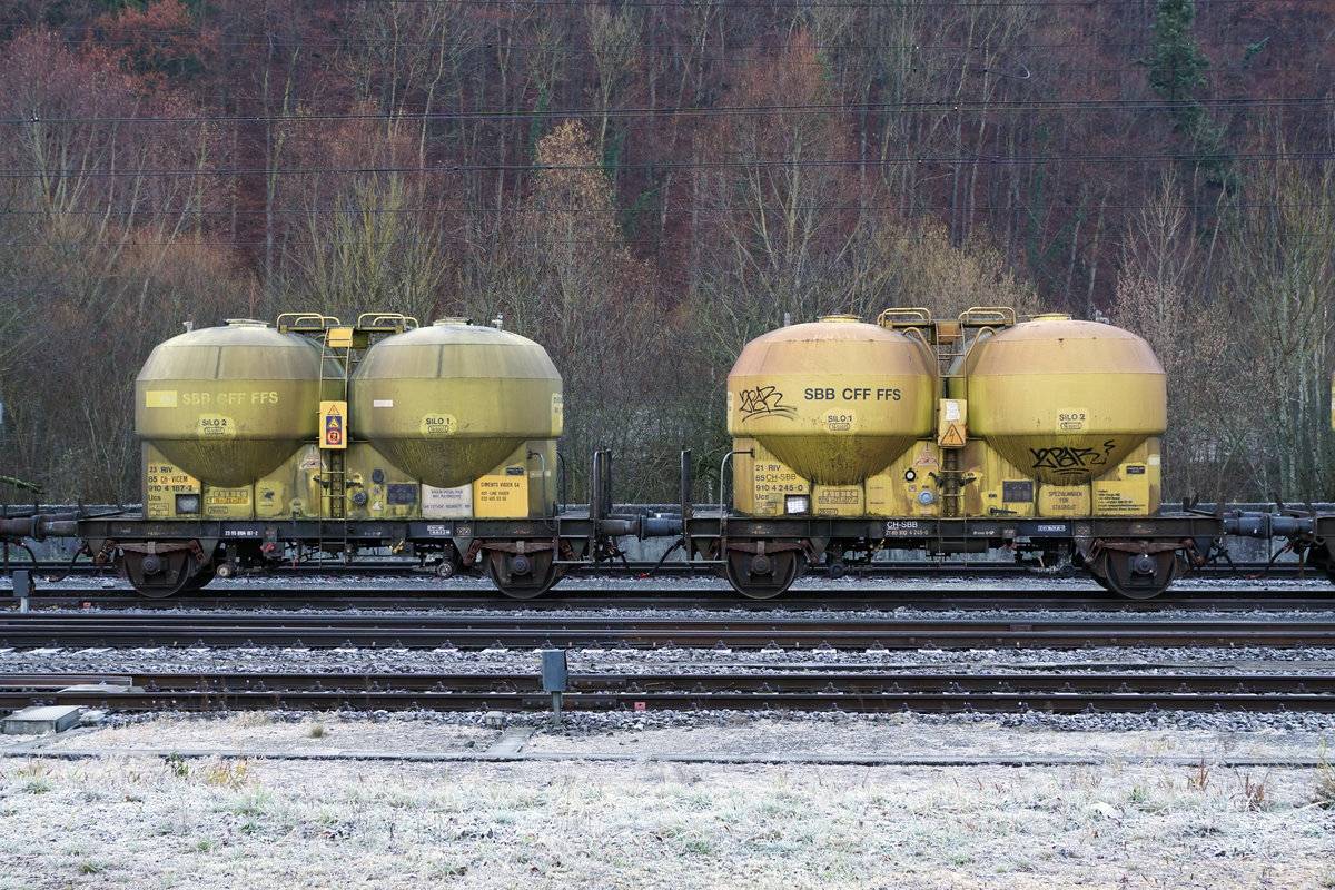 SBB Gterwagen:
Immer wieder sind die zweiachsigen Mohrenkopf Zementwagen in den Farben grau und gelb fr mich ein erfreulicher Hingucker. Whrend sie bei der RhB lngst verschrottet worden sind, sieht man sie noch ab und zu bei den SBB im Einsatz. In einen Zementzug der Ciments Vigier SA eingereihte  Mohrenkpfe  in Reuchenette-Pry verewigt am 22. November 2017. Zu dieser Jahreszeit liegt dieser Bahnhof den ganzen Tag im Schatten.
Foto: Walter Ruetsch 
