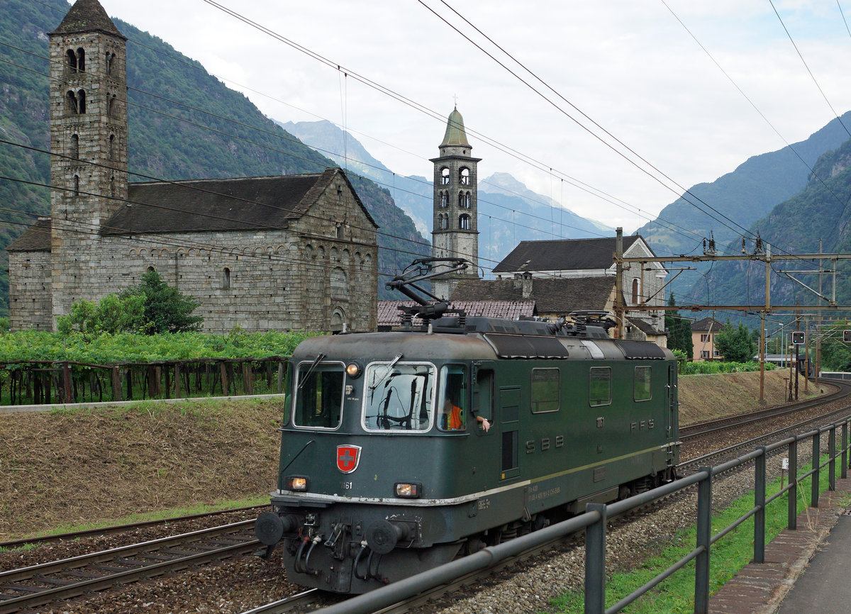 SBB HISTORIC: 
 Schweiz aktuell am Gotthard  - Dampfzug mit der C 5/6 2978 vom 28. Juli 2016.
Die grüne Re 4/4 11161 leistete dem Dampfzug 30052 auf der Rückfahrt ab Biasca bis Bodio und ab Airolo bis Göschenen Vorspann anschliessend als Lokzug bis Erstfeld. Lokzug der Rückfahrt bei Giornico vor der prächtigen Kulisse der beiden Kirchen San Nicola und San Michele am 28. Juli 2016. 
Foto: Walter Ruetsch
 