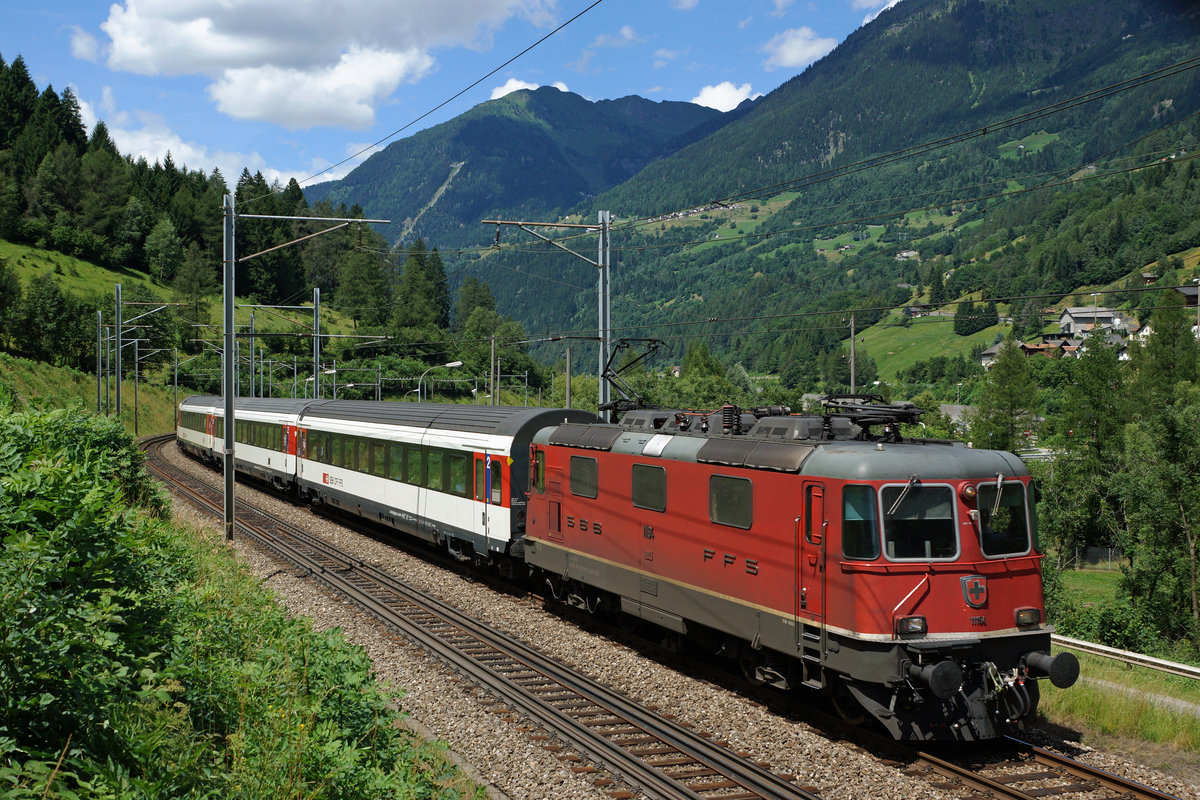 SBB: IR Basel-Locarno mit der Re 4/4 11194 auf der Gotthrd-Südrampe am 28. Juli 2016.
Foto: Walter Ruetsch 