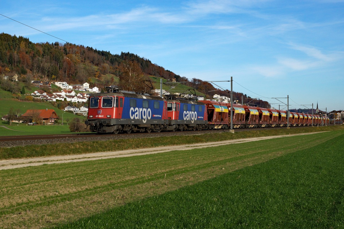 SBB: Kieszug mit Doppeltraktion Re 421 bei Egolzwil am 10. November 2015.
Foto: Walter Ruetsch