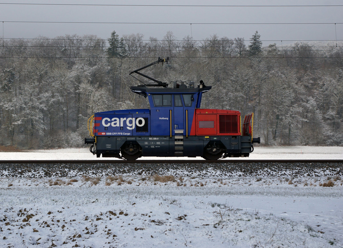 SBB: Lokzug mit dem  Papamobil  Eem 923 026-9 Hofberg zwischen Oensingen und Oberbuchsiten am 3. Januar 2017.
Foto: Walter Ruetsch