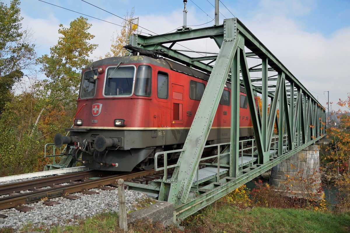 SBB: Lokzug mit der Re 4/4 11318 beim Passieren der Aarebr�cke Aarberg am 27. Oktober 2015.
Foto: Walter Ruetsch